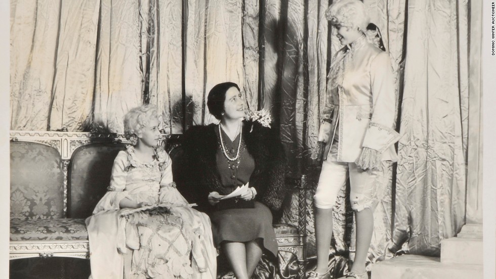 Princess Elizabeth (R) confers with the Queen Mother (C) and Princess Margaret on set in 1941.