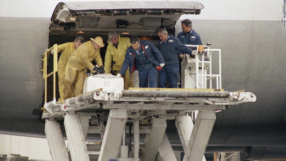 The body of Kenneth Raymond Garczynski, of North Brunswick, New Jersey, is removed from a plane December 28, 1988, at JFK Airport. Garczynski was the first of the 189 Americans killed in Flight 103 to be returned.