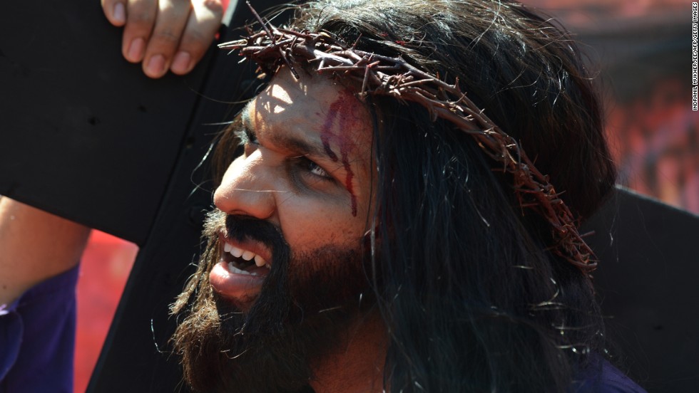 Indian Christian Alan D&#39;Souza portrays Jesus as he carries a cross through a residential area on Good Friday in Mumbai on March 29, 2013. A procession of Indian Christians from all walks of life participated in the march portraying the suffering meted out by Roman soldiers to Jesus on his way to be crucified. 