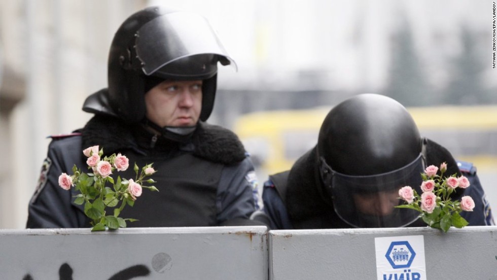 Flowers are stuck on barriers in front of Ukrainian Interior forces guarding Kiev&#39;s administrative district on December 17.