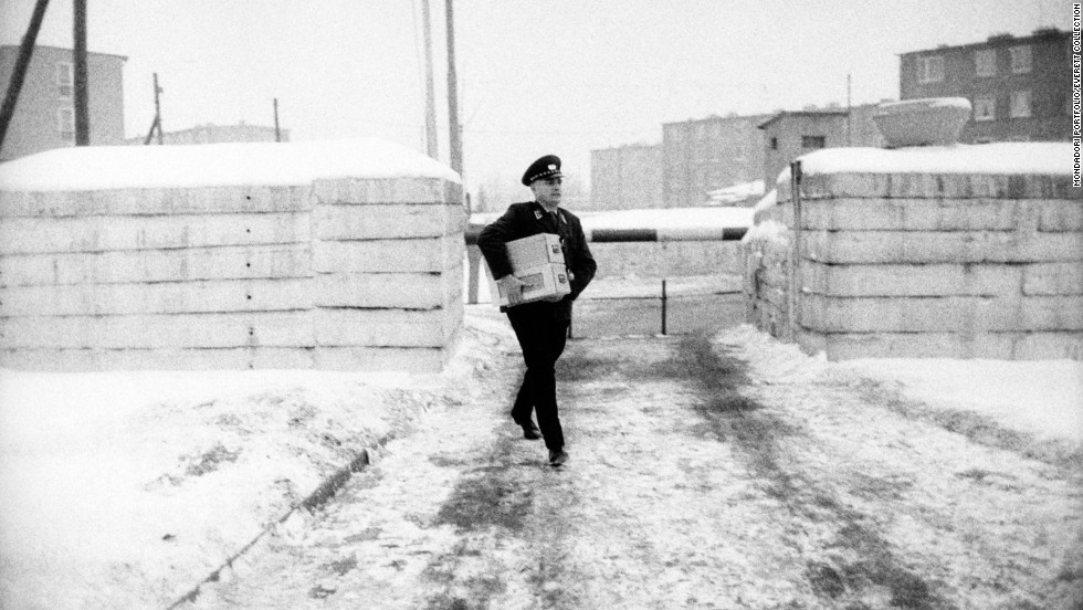 A Western zone officer, in front of the border crossing at Chausseestrasse, carries a box with the first passes. To be granted a pass, only those with close relatives in East Berlin, such as parents, children, siblings, grandparents, aunts and uncles, were eligible.