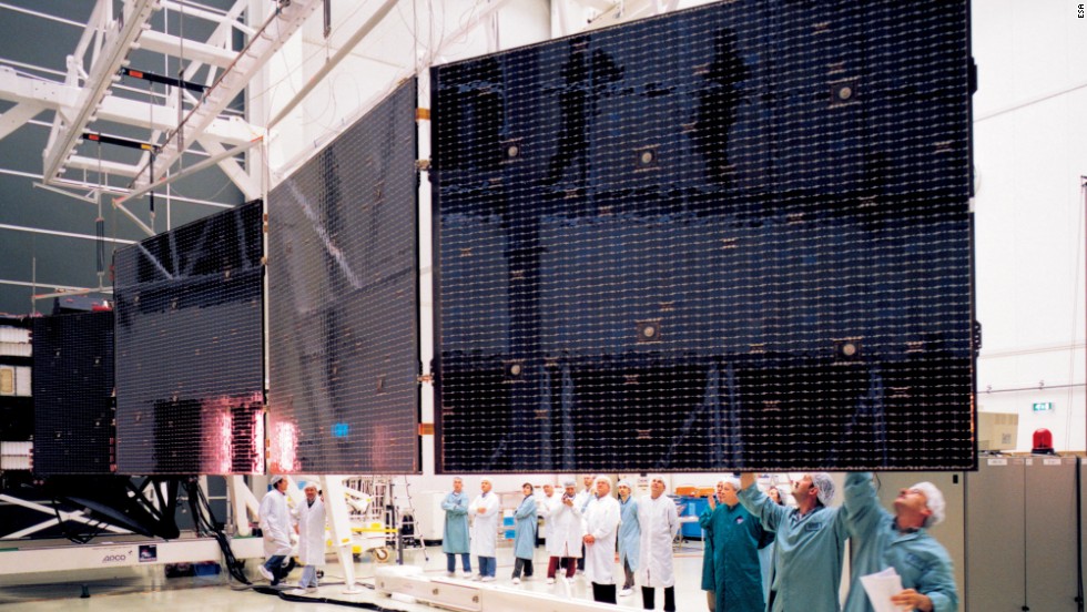 Rosetta ha enormi ali solari per alimentare la navicella. Sono state spiegate e controllate presso le strutture di prova dell'Agenzia Spaziale Europea prima di essere imballate per il decollo.