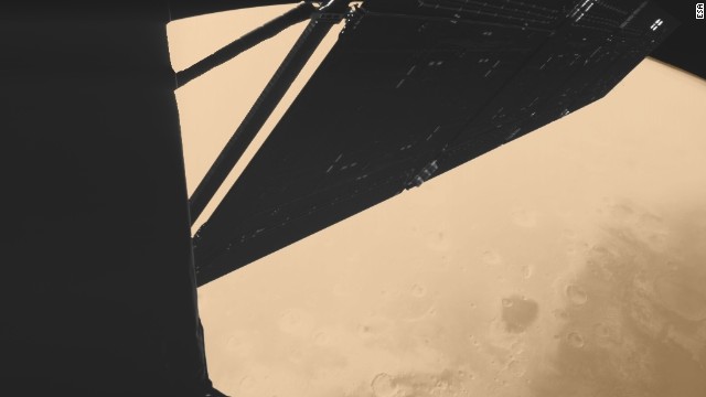 Questa immagine è stata scattata da uno strumento sul lander Philae di Rosetta pochi minuti prima che la sonda si avvicinasse a Marte. Sono visibili parte di Rosetta e i suoi pannelli solari.