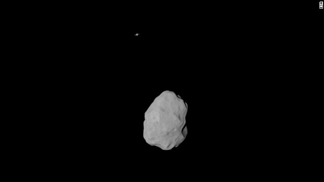 Guarda bene la parte superiore di questa immagine. Vedi quel punto? È Saturno. Rosetta ha scattato la foto dell'asteroide Lutetia e ha catturato Saturno sullo sfondo.