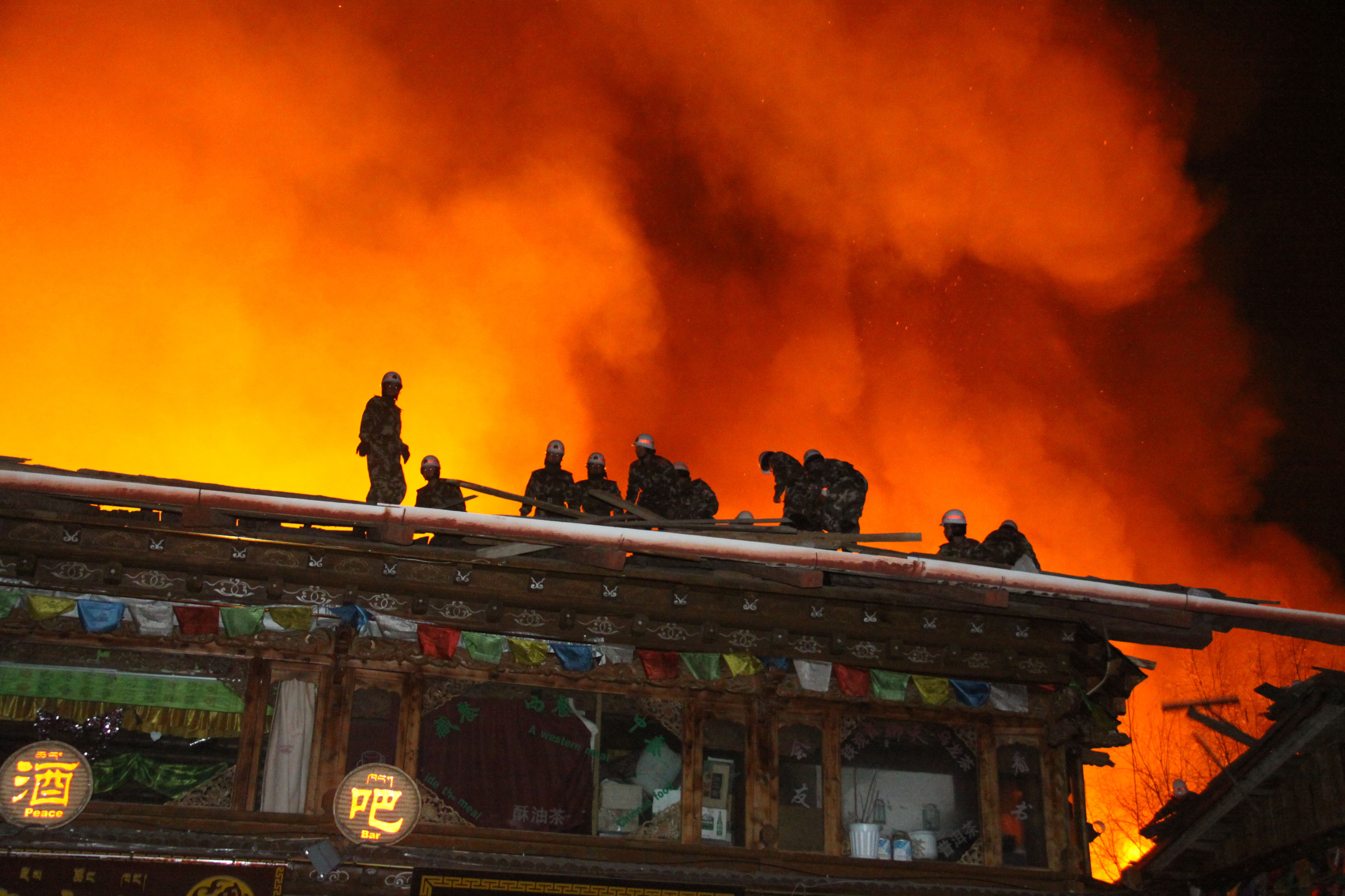 Fire Ravages Dukezong Ancient Tibetan Town In China S Shangri La