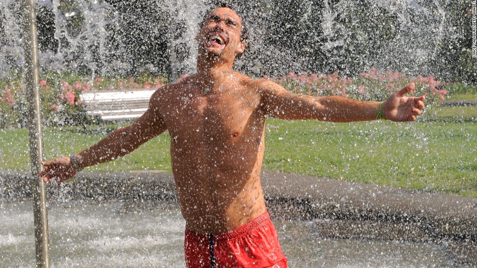 Italy&#39;s 15th seed Fabio Fognini took an outdoor shower in a bid to stay cool. 