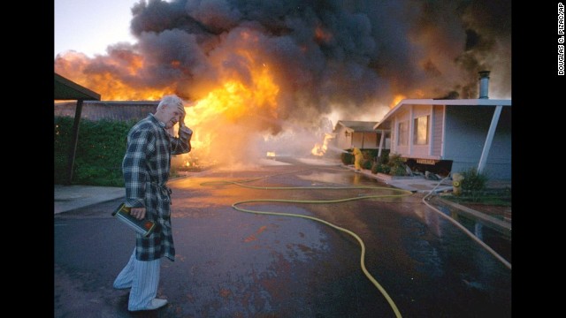 Ray Hudson reacts as a friend&#39;s home goes up in flames at the Oak Ridge Trailer Park in Sylmar, California, after a major earthquake hit the San Fernando Valley area of Los Angeles on January 17, 1994.