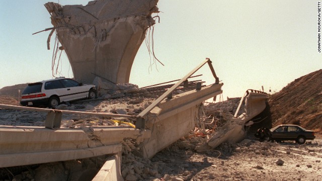 Seções de rampas de auto-estrada caíram durante o terramoto de Northridge em 1994.