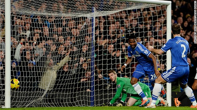 Samuel Eto&#39;o (center) celebrates with Branislav Ivanovic after completing his hat trick for Chelsea against Manchester United