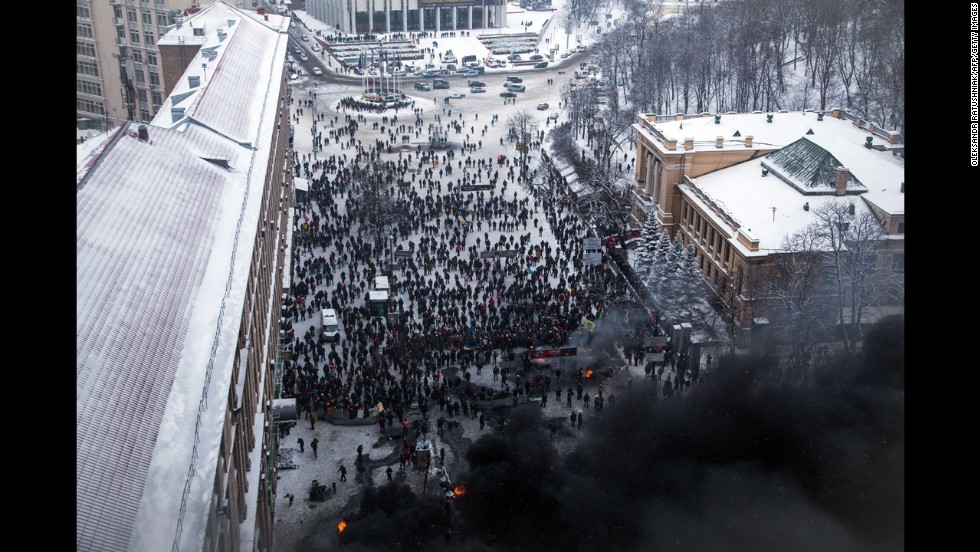 Ukrainian police storm protesters&#39; barricades in Kiev amid violent clashes on January 22.