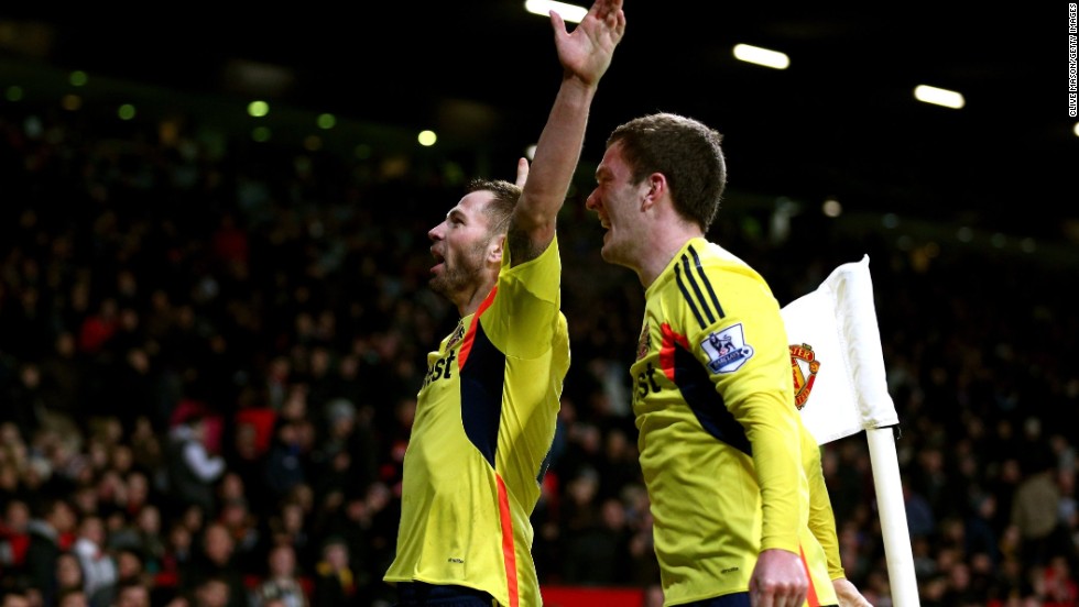 An error from Manchester United goalkeeper David De Gea looked to have gifted Sunderland victory in their English League Cup semifinal when the Spaniard let Phil Bardsley&#39;s shot into the net.
