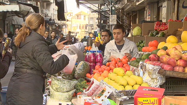 Syrians in Damascus carry on amidst chaos