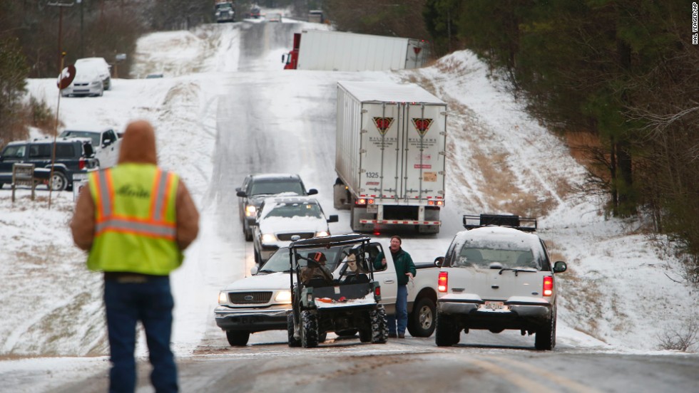 People work to clear stranded vehicles on County Road 25 in Wilsonville, Alabama, on Tuesday, January 28.