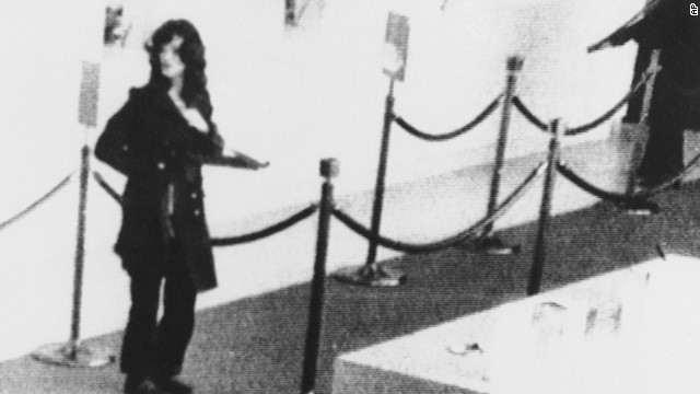 SINGLE USE IMAGE DO NOT REUSE On April 15, 1974, the SLA robbed a Hibernia Bank branch in San Francisco, California. Security cameras captured this image of Hearst in the robbery. 