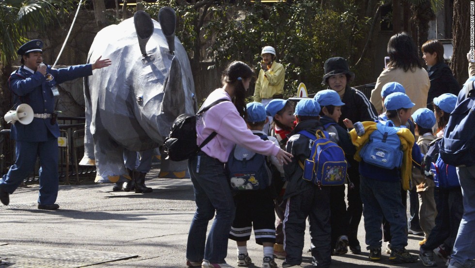 In 2004, the zoo practiced using two men dressed up in a papier-mâché rhinoceros costume.