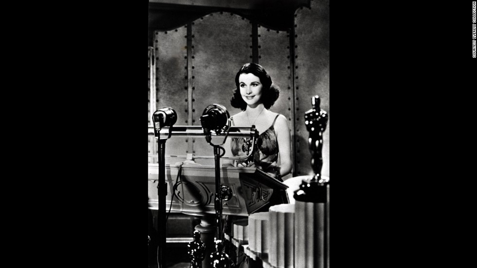 &lt;strong&gt;Vivien Leigh (1940):&lt;/strong&gt; Vivien Leigh accepts her Oscar in 1940 for her performance in &quot;Gone With the Wind.&quot;