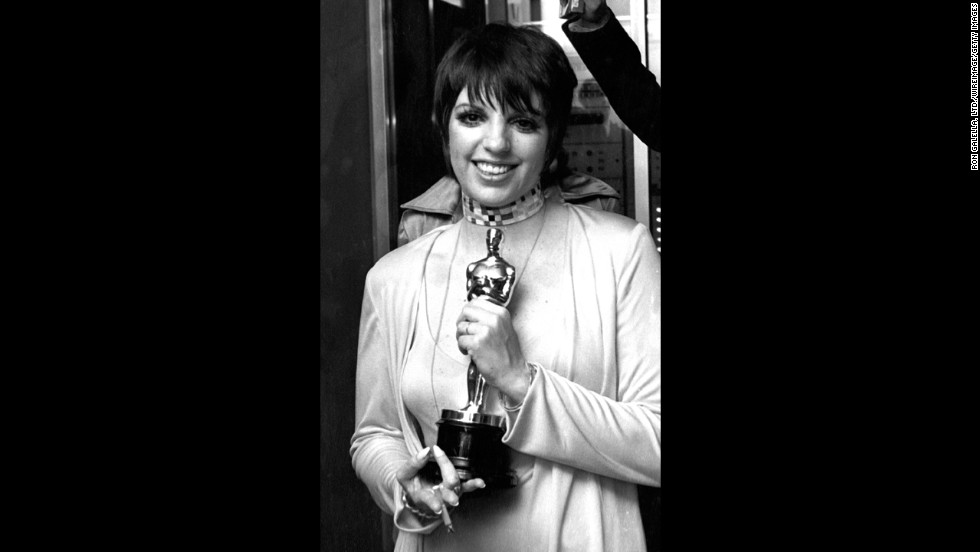 &lt;strong&gt;Liza Minnelli (1973):&lt;/strong&gt; Liza Minnelli holds the Oscar she won for &quot;Cabaret.&quot;