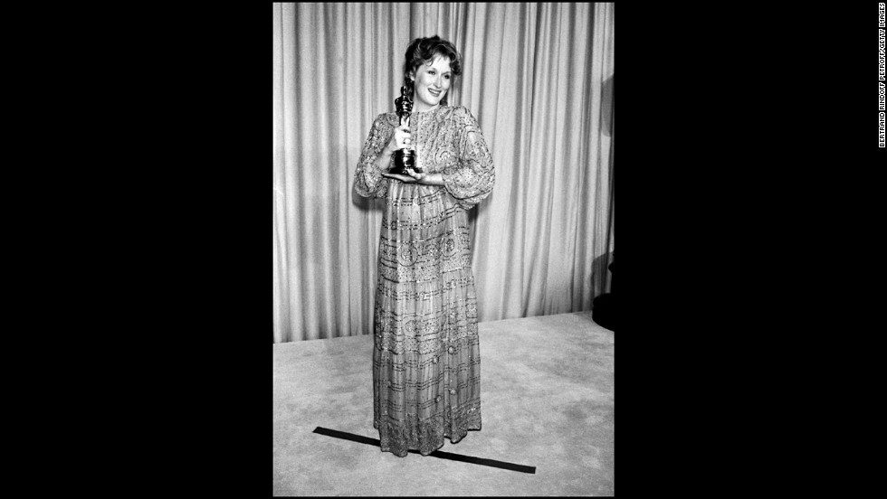 &lt;strong&gt;Meryl Streep (1983):&lt;/strong&gt; Meryl Streep holds her best actress Oscar for &quot;Sophie's Choice.&quot; 