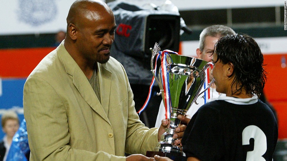 Lomu&#39;s last international match was in late 2002, but after his kidney transplant he played club rugby sporadically until 2010. Here Lomu presents Annie Brown of New Zealand with the Women&#39;s Rugby Sevens trophy during the 2004 Hong Kong Sevens.   