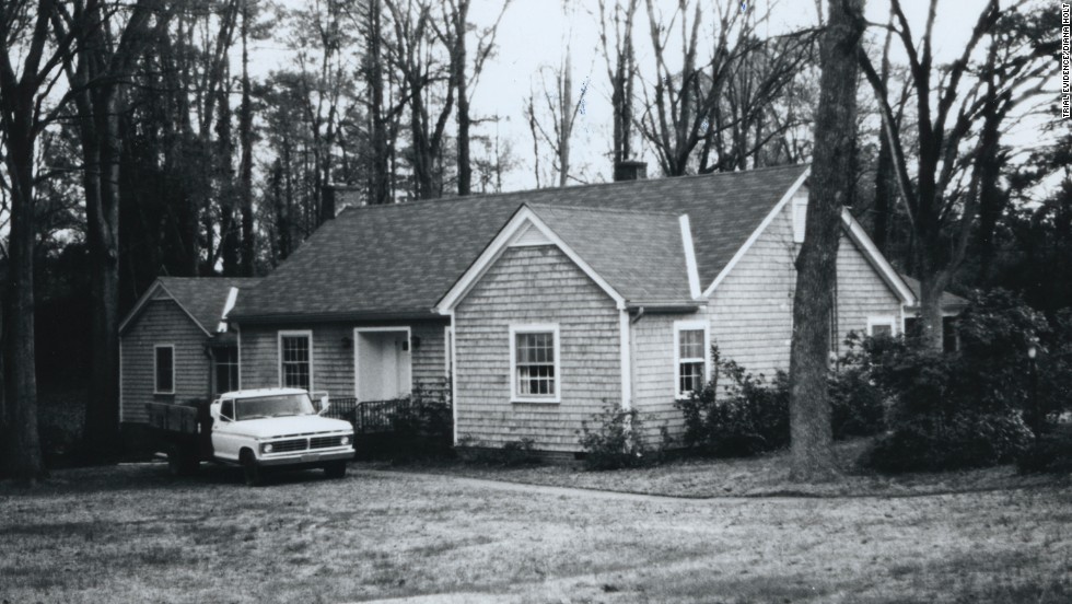 In January 1982, Edwards&#39; longtime friend and neighbor Jimmy Holloway let himself into her house after noticing newspapers piling up in the driveway. Holloway, a Greenwood city councilman, called police and told them he had found Edwards&#39; body. He also pointed out Elmore, a semi-literate handyman, as a possible suspect.