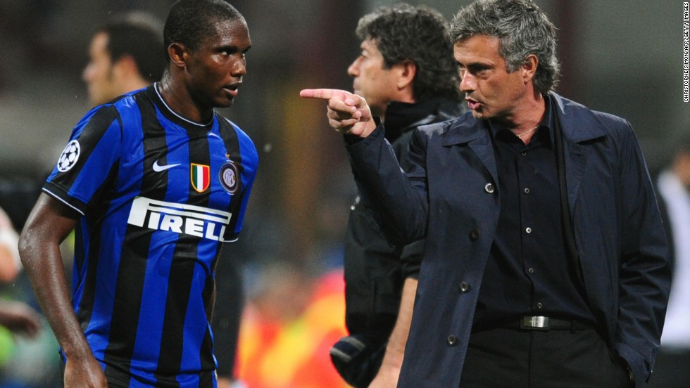 Eto&#39;o takes instructions from Jose Mourinho at Inter Milan, where he won the Champions League in 2010 after leaving Barcelona.