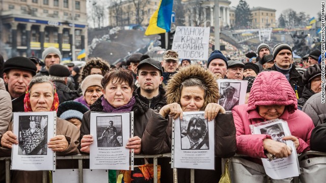 People attend a rally against Russia at Kiev&#39;s Independence square in the Ukraine capital on March 2, 2014. 