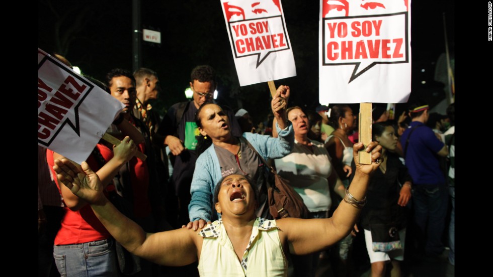 Chavez supporters gather in Caracas&#39; Bolivar Square to mourn Chavez&#39;s death on March 5, 2013.