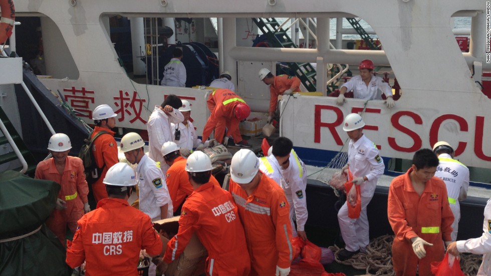 Members of a Chinese emergency response team board a rescue vessel at the port of Sanya in China&#39;s Hainan province on March 9, 2014.