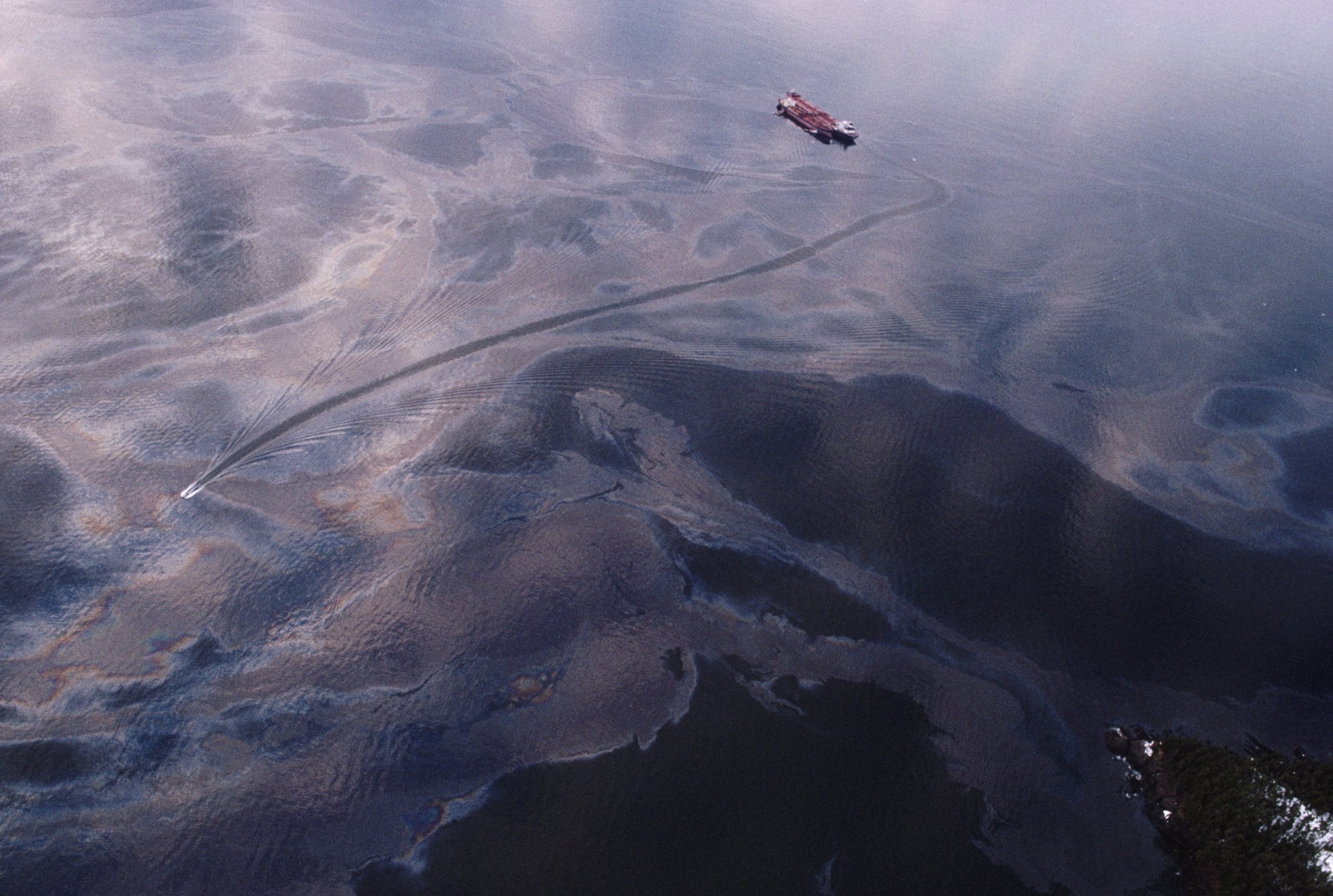 Озера расположенные в разломах. Эксон Валдиз. Разлив нефти Exxon Valdez. Разлив нефти на Аляске 1989. Крушение танкера Exxon Valdez.