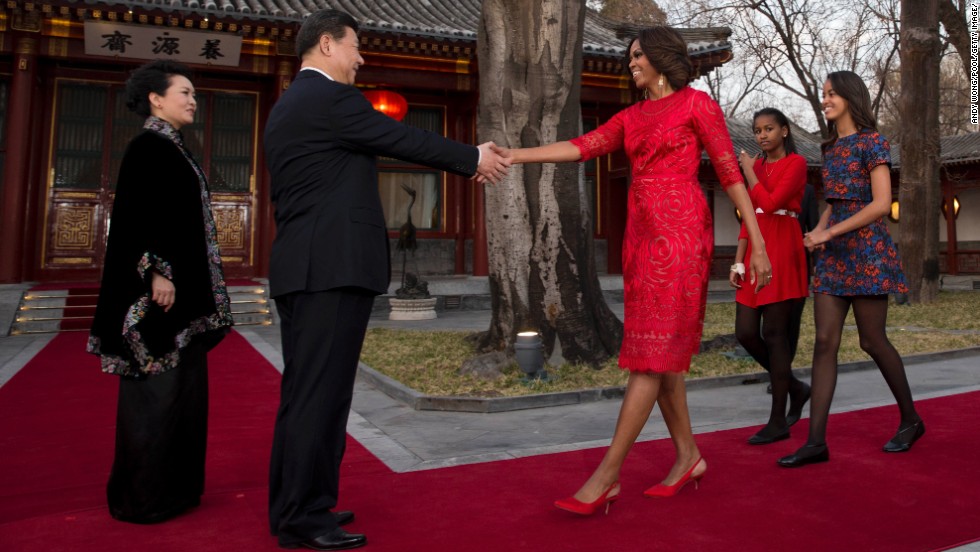 Chinese President Xi Jinping and his wife greet Obama, Sasha and Malia at the Diaoyutai State guest house in Beijing.