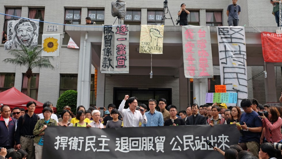 Protesters who oppose the trade agreement hold a rally outside Taiwan&#39;s Legislature on Thursday, March 27.