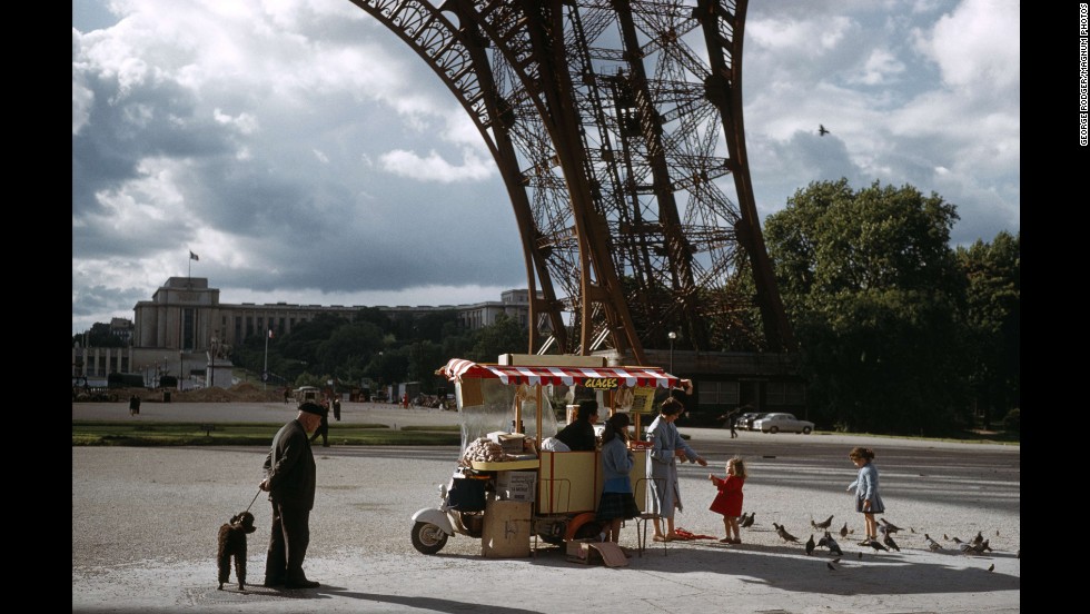 A cart sells refreshments underneath the Eiffel Tower in 1961.