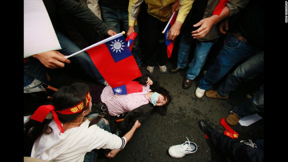 taiwan-police-clash-with-students-protesting-chinese-trade-deal-cnn