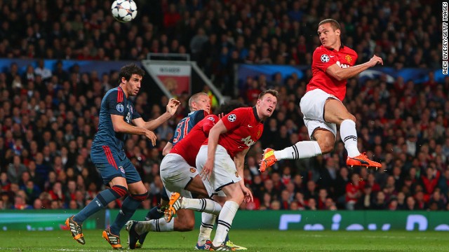 Nemanja Vidic gives Manchester United the lead against Bayern Munich with a brilliant header from a corner.