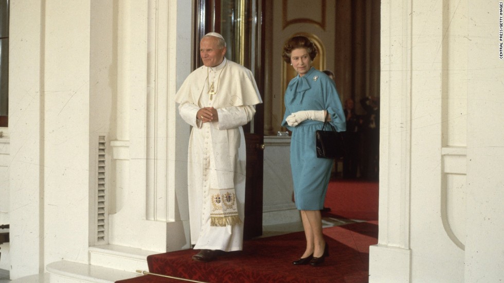 Pope John Paul II walks with the Queen at London&#39;s Buckingham Palace in May 1982. 