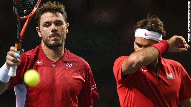 Stanislas Wawrinka (L) and Roger Federer need to rescue Switzerland&#39;s Davis Cup hopes in Sunday&#39;s reverse singles matches. 