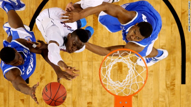 Kentucky Wildcat Alex Poythress goes up for a basket against Amida Brimah of the Connecticut Huskies during the NCAA Men&#39;s Championship on April 7, 2014.