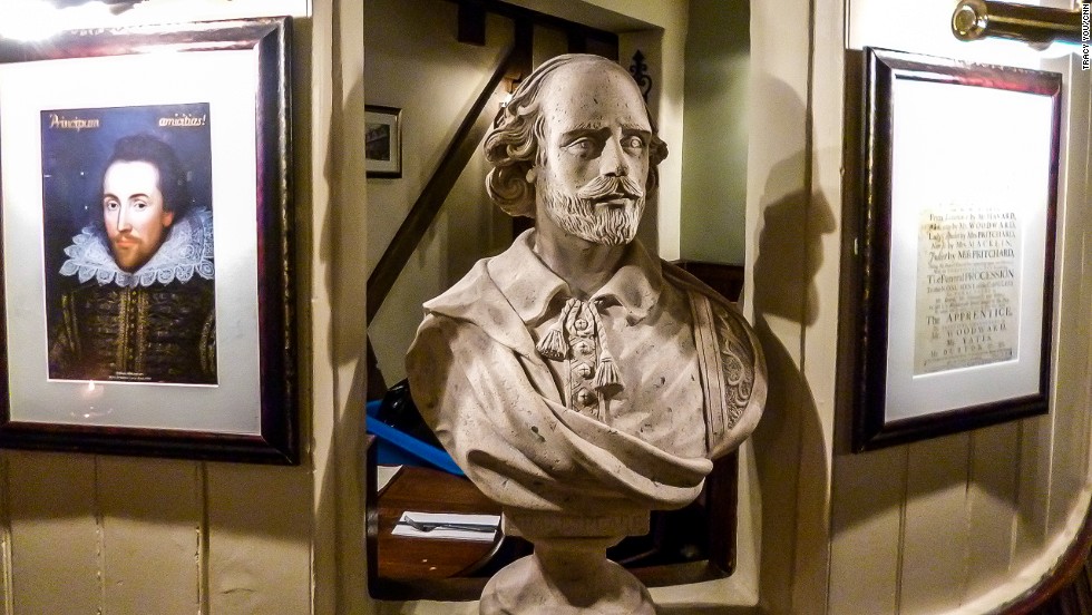 A bust of Shakespeare sits in the Garrick Inn, which dates from the 1400s and is reputed to be the oldest pub in Stratford-upon-Avon.