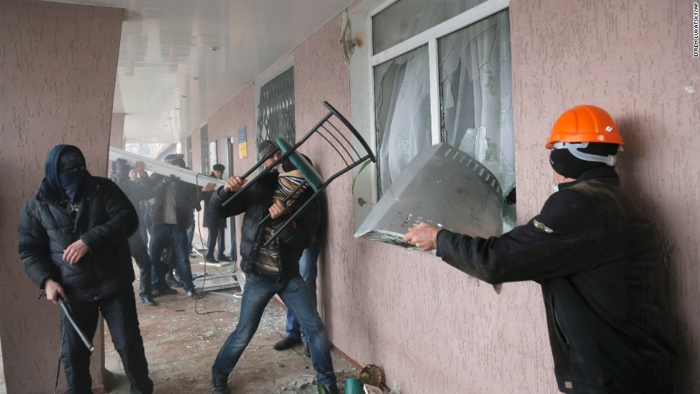 Men besiege the police station in Horlivka.