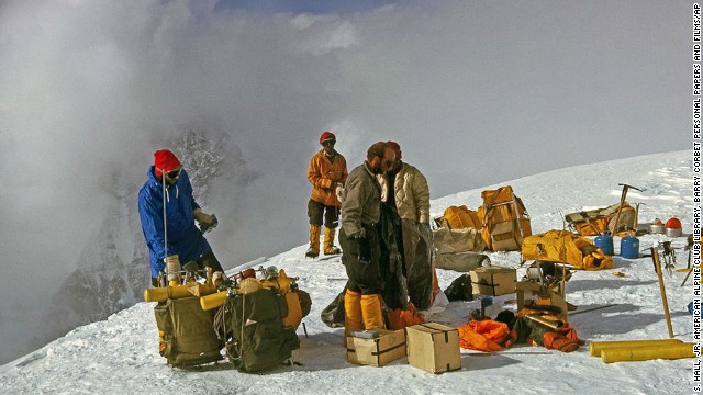 Le département d'État américain a pris l'idée d'un Yéti si au sérieux qu'il a émis trois règles pour toute personne qui en rencontrerait un, dont celle de faire la promesse de ne pas le tuer. Les membres de l'équipe de l'expédition américaine 1963 sur le mont Everest et les sherpas atteignent le sommet le 1er mai 1963, devenant ainsi les premiers Américains à le faire. 