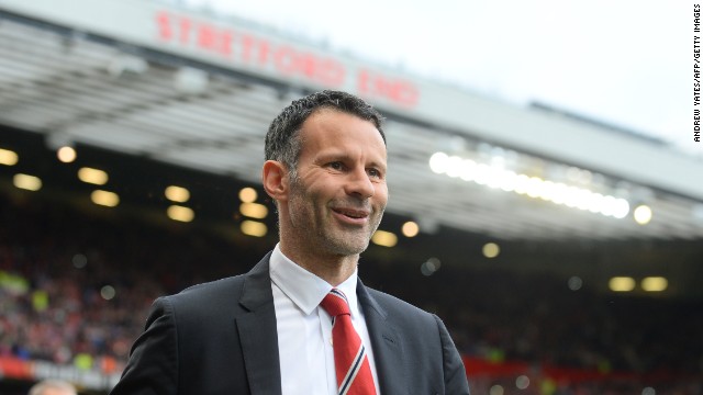 Ryan Giggs approaches the dugout at Old Trafford before his side&#39;s 4-0 victory over Norwich.