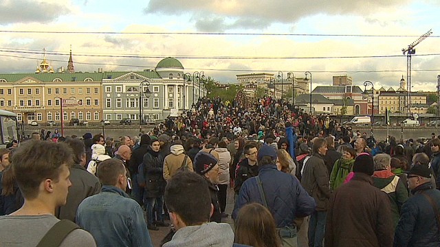 Anti-Putin rally draws crowd in Moscow