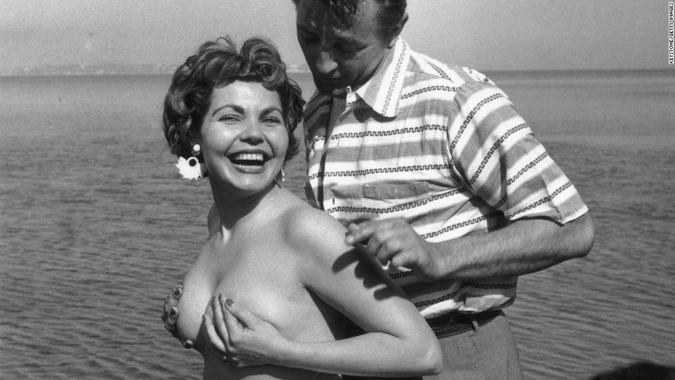 1 of 5. Robert Mitchum and the naked starlet. 