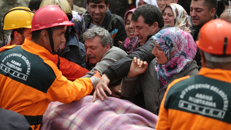 The crowd reacts as rescue workers carry the body of a miner in Soma on May 14.