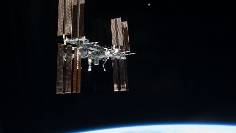 يسلط الضوء على محطة الفضاء الدولية