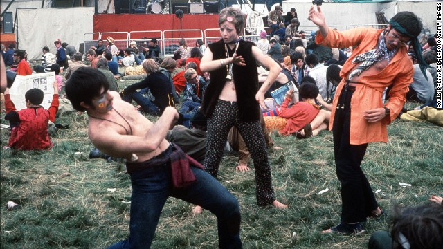1967, Woburn Abbey, Hippies enjoy themselves at the 1967 Woburn Abbey Love In  (Photo by Rolls Press/Popperfoto/Getty Images)
