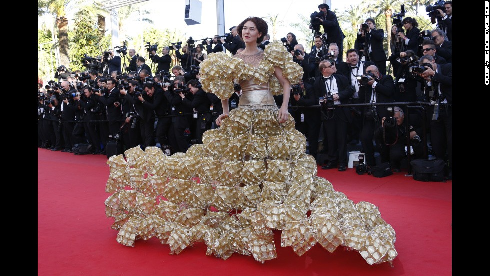 The second guest who relegated the celebrities to mere mortal status wore a dress made of biscuit trays to the screening of &quot;The Past&quot; at the 66th edition of the Cannes Film Festival. 