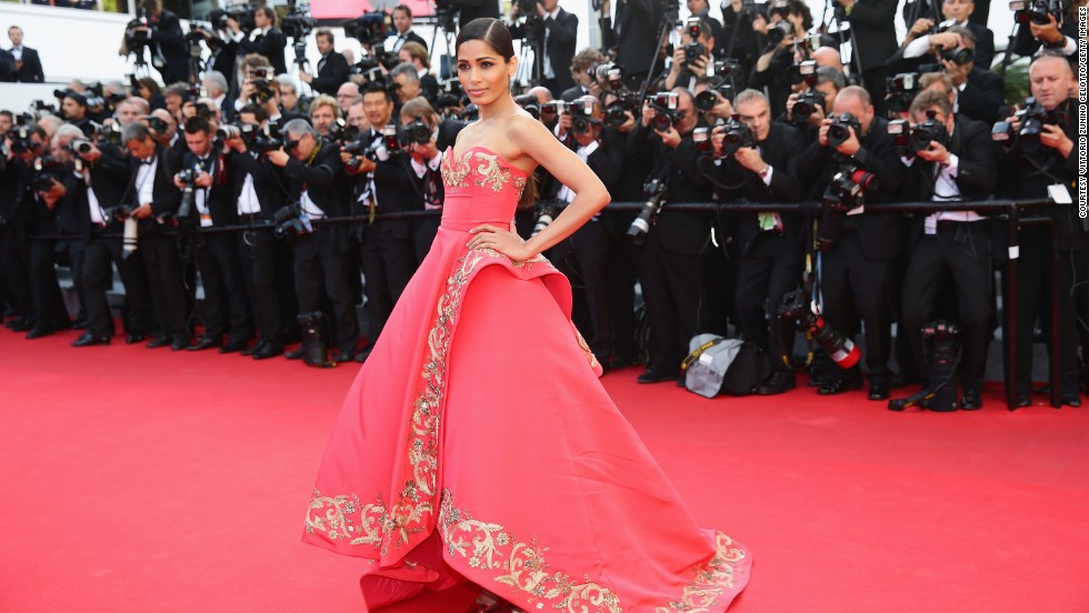 Oscar de la Renta was Freida Pinto&#39;s weapon of choice during her walk down the red carpet for the &quot;The Homesman&quot; premiere on May 18, 2014. &quot;The Homesman&quot; is one of the most anticipated films of this year&#39;s festival and sees Tommy Lee Jones directing and starring in the drama about a God-fearing pioneer woman (Hilary Swank) who relies on a claim jumper to help her transport three mentally ill women across the treacherous territory from Nebraska to Iowa.