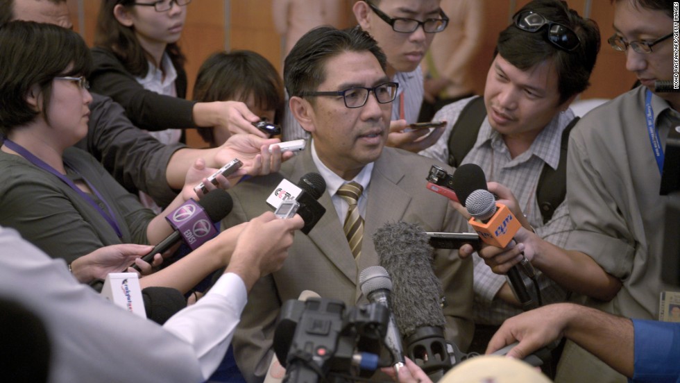 Members of the media scramble to speak with Azharuddin Abdul Rahman, director general of Malaysia&#39;s Civil Aviation Department, at a hotel in Kuala Lumpur, Malaysia, on May 27, 2014. Data from communications between satellites and the missing flight was released the day before, more than two months after relatives of passengers said they requested it be made public.