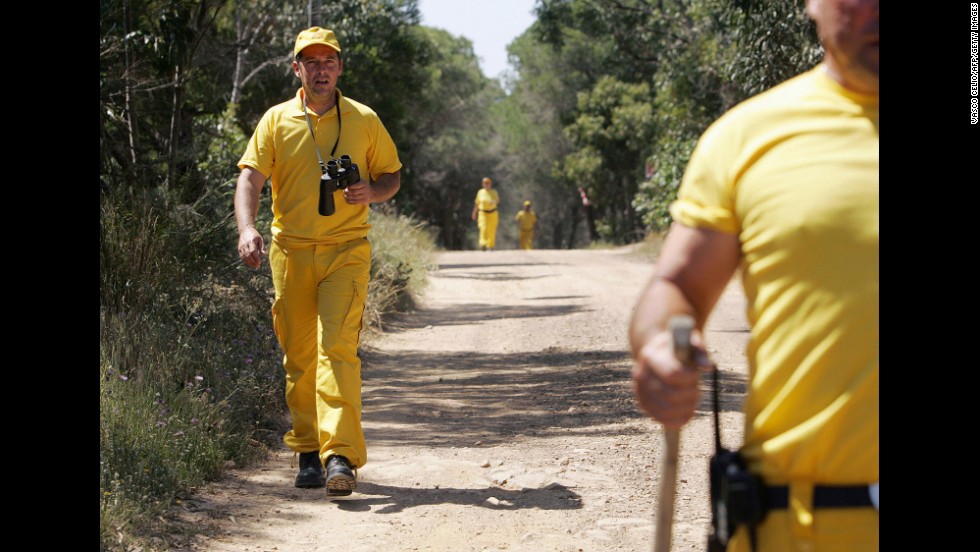Portuguese rangers search for Madeleine in Praia de Luz in May 2007.